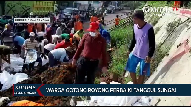 Warga Gotong Royong Perbaiki Tanggul Sungai