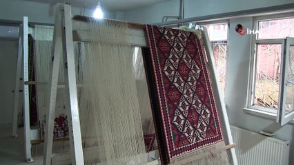 2 yıl önce başladığı 7 metre uzunluğundaki Jirki kilimini bitirmeye çalışıyor