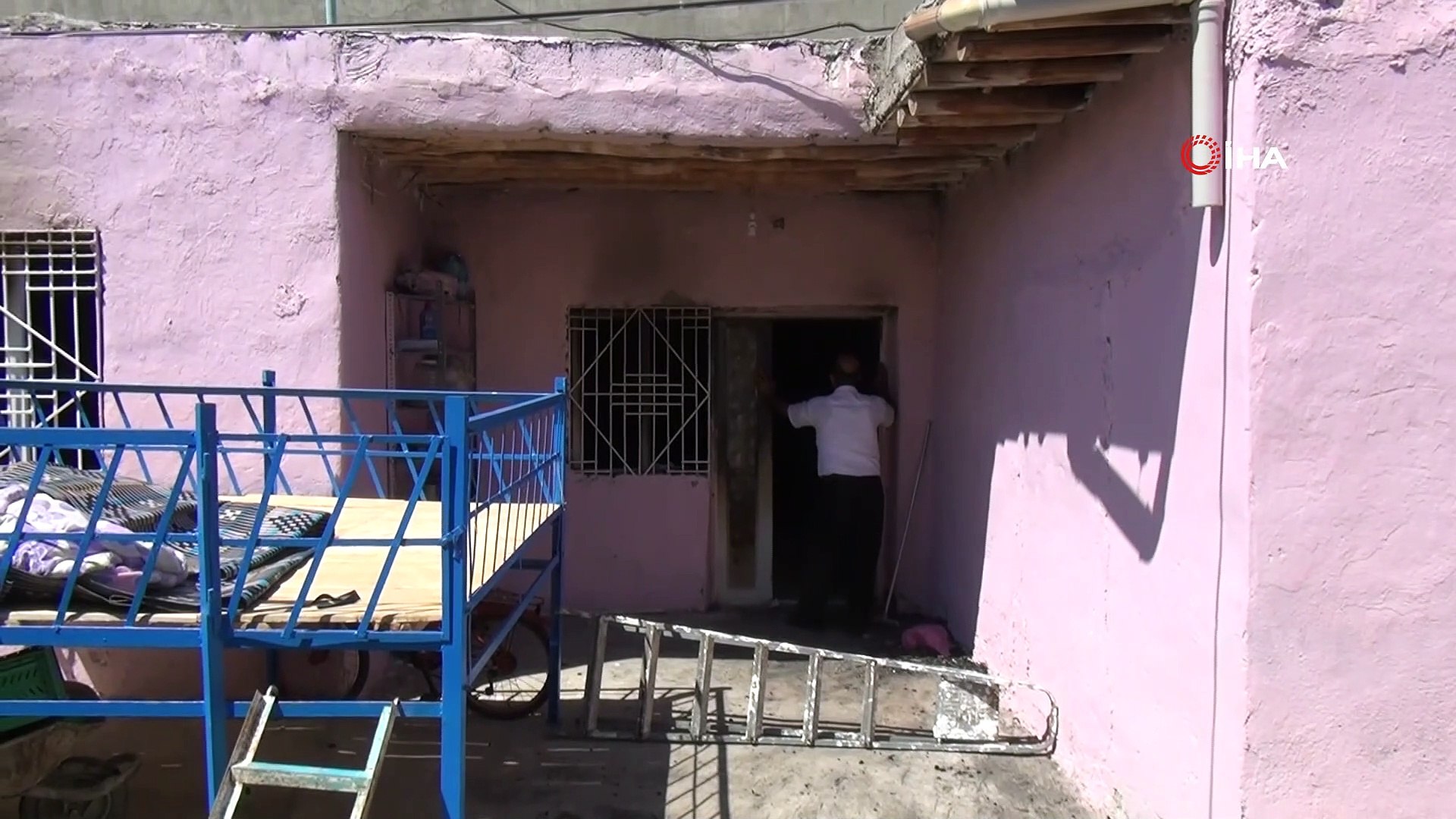 Mardin'de büyük dayanışma örneği: Evi yanan aileye yeni ev yaptılar -  Dailymotion Video