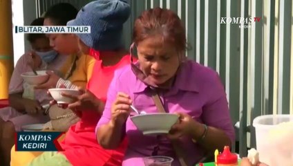 Pedagang Soto Ini Sediakan Makanan Gratis Bagi Warga Kurang Mampu