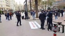 Policía, ¿qué narices pasa con vosotros? Otro vídeo que demuestra el cobarde servilismo de muchos agentes de Policía con este gobierno dictatorial