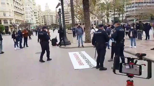 Policía, ¿qué narices pasa con vosotros? Otro vídeo que demuestra el cobarde servilismo de muchos agentes de Policía con este gobierno dictatorial