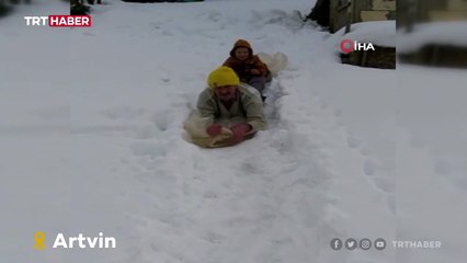 Dede ve torun hem karlı yolu açtı hem eğlendi