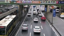 İstanbul’da öğle saatlerinde şaşırtan trafik yoğunluğu