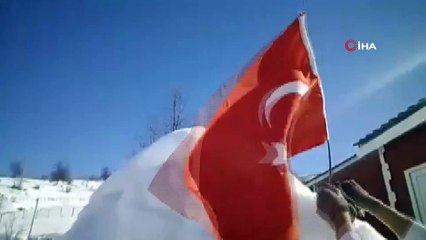 Çocukları istedi internette araştırarak köy meydanına iglo ev yaptı