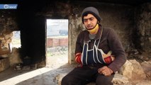 بيدٍ واحدة.. شاب سوري يقضي يومه بحثا عن لقمة العيش بين أكوام القمامة