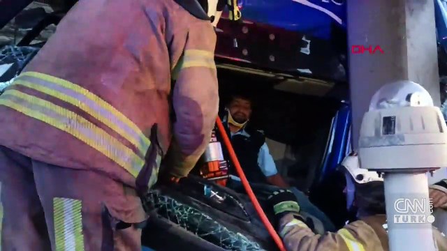 TEM Otoyolu'nu kilitleyen kaza... TIR midibüse ve beton bloklara çarptı | Video