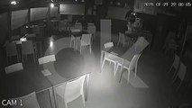 Una cámara de seguridad graba a varios ‘MENAS’ robando un local junto al hotel donde se alojan en Canarias