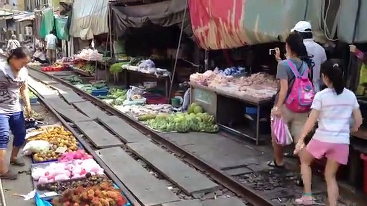 Railway_Market_in_Meaeklong,_Thailand(360p)