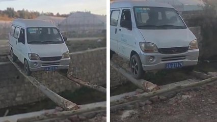 Une camionnette roule sur deux troncs d'arbres pour traverser