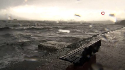 - Fırtına uyarısı ardından dev dalgalar kıyıyı böyle dövdü