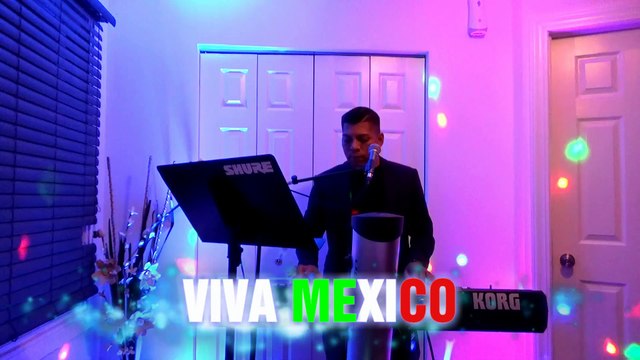 Tecladista de Chicago Reyes Garcia tocando Cumbias guapachosas en vivo 773 603 7067