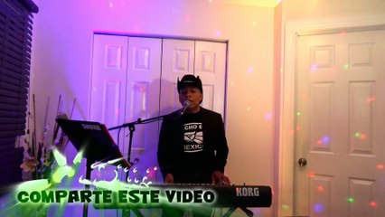 Tecladista de chicago Reyes Garcia tocando corridos perrones