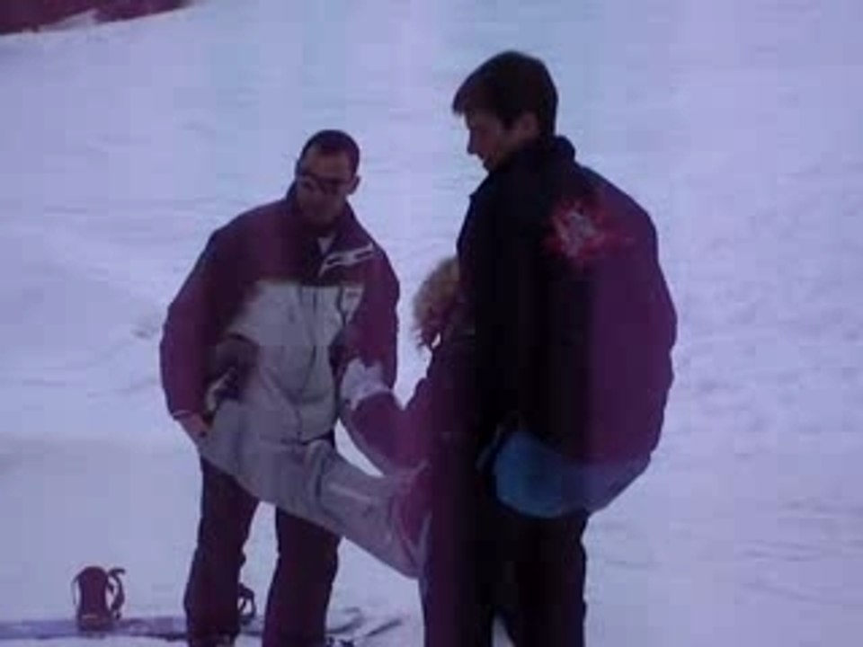 Un snowboard dévale la piste