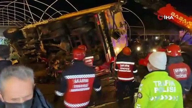 Sakarya’da feci kaza, kamyon 2 aracın üzerine devrildi