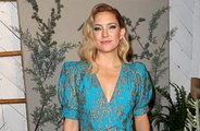 Kate Hudson versteckt sich im Badezimmer