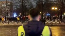 Des manifestants russes bombardent la police avec des boules de neige