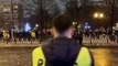 Des manifestants russes bombardent la police avec des boules de neige