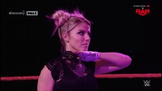 (ITA) Alexa Bliss brucia il viso a Randy Orton nel match con Triple H - WWE RAW 11/01/2021