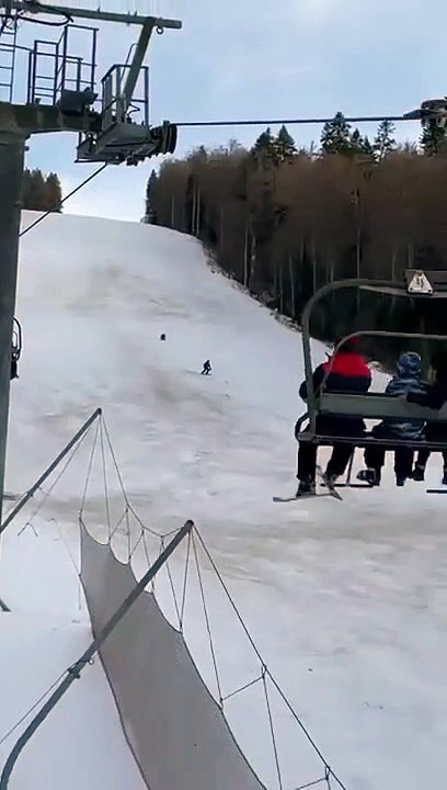 Un skieur poursuivi par un ours