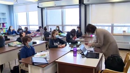 Masques jetables dans les écoles : des solutions recherchées