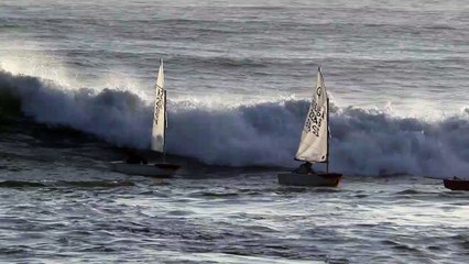 Des surfeurs viennent en aide à des Optimists