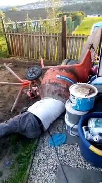 Régis fait un tour de bétonnière