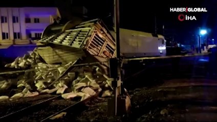 Yük treni TIR'ı biçti: 2 yaralı