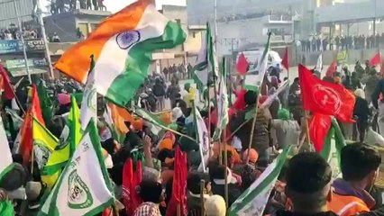 टिकरी बॉर्डर पर किसानों ने बैरिकेडिंग तोड़ा