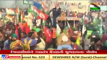 Farmers break police barricade at Delhi border ahead of massive tractor rally _ TV9News
