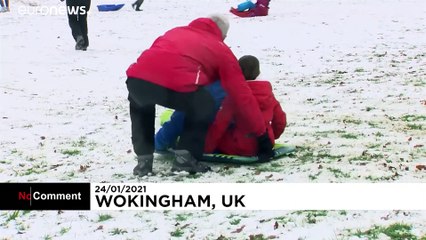 شاهد: البريطانيون في الشوارع للاستمتاع بالثلوج مع الالتزام بقواعد التباعد الاجتماعي