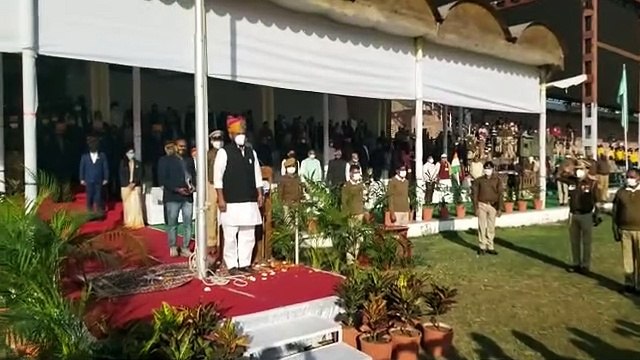 प्रभारी मंत्री ने किया ध्वजारोहण करेंगे, सलामी ली