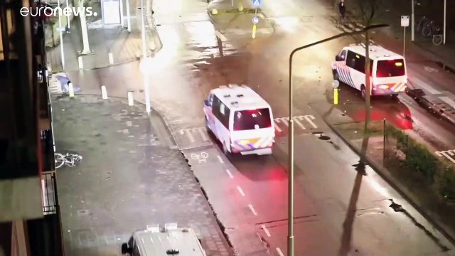 Paesi Bassi: seconda notte di disordini anti-restrizioni. Scatta l'allerta della polizia