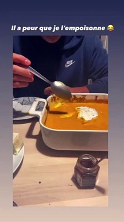 Amel Bent avec son mari Patrick Antonelli le 24 janvier 2021. Le couple pris de fous rires après l'échec d'un camembert rôti.