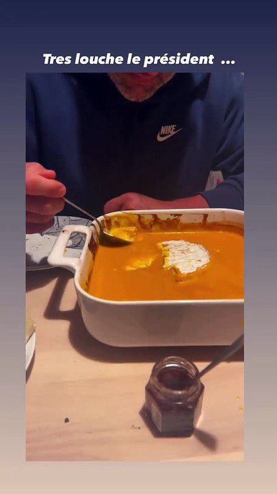 Amel Bent avec son mari Patrick Antonelli le 24 janvier 2021. Le couple pris de fous rires après l'échec d'un camembert rôti.