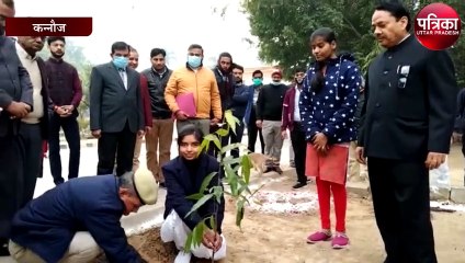 सरकारी कार्यालयों पर मेधावी बेटियां ने किया ध्वजारोहण, अगले दिन बनेंगी सांकेतिक अधिकारी
