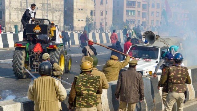 Ruckus at Delhi borders, police use lathis, tear gas