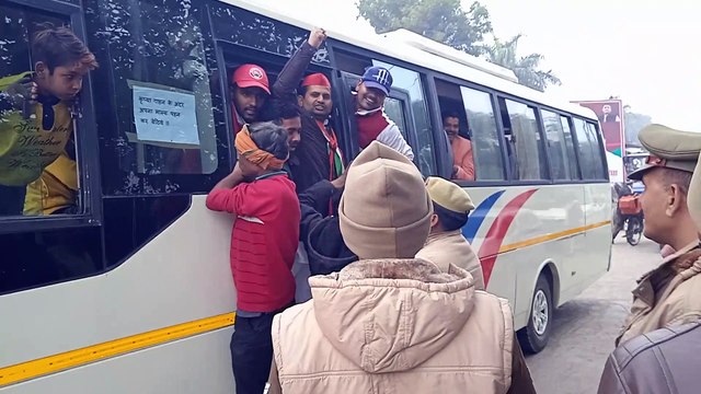 सपा कार्यकर्ताओं ने निकाली रैली पुलिस ने किया गिरफ्तार