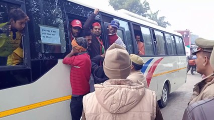 सपा कार्यकर्ताओं ने निकाली रैली पुलिस ने किया गिरफ्तार