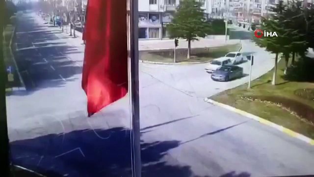 Isparta’da polis memurunun mesaiye giderken ağır yaralandığı kaza kameraya yansıdı