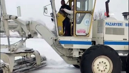 Kadın belediye başkanı greydere binip kar küredi