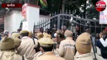 टैक्टर रैली को लेकर पुलिस और सपाईयों में नोक झोक