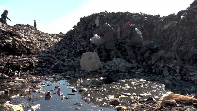 أطفال مخيمات سوريا يضطرون للعمل بما لا يناسب أعمارهم