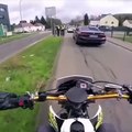 Un policier allemand contrôle un motard français