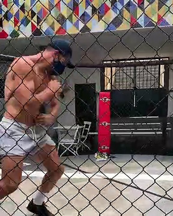 Miguel Ángel Silvestre se pone cachas en un ring de boxeo