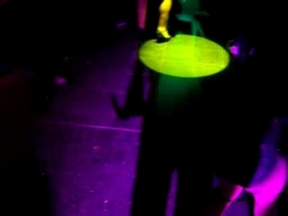 une meuf danse au gibus