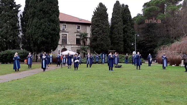 BOĞAZİÇİLİ HOCALAR REKTÖRLÜK BİNASINA SIRT DÖNME EYLEMİNE YAĞMUR ALTINDA DEVAM ETTİ