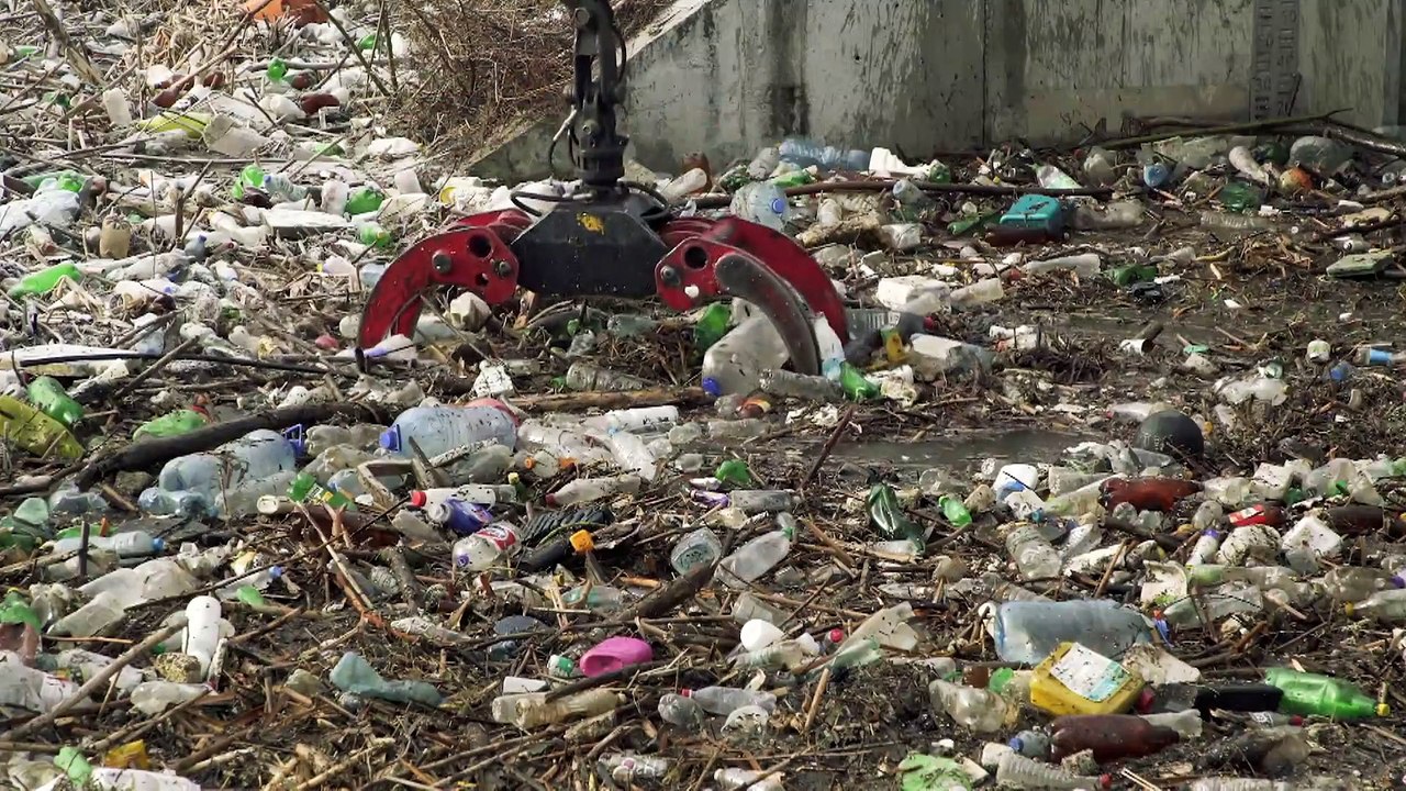 Schwierige Operation: schwimmende Mülldeponie in Bulgarien beseitigt