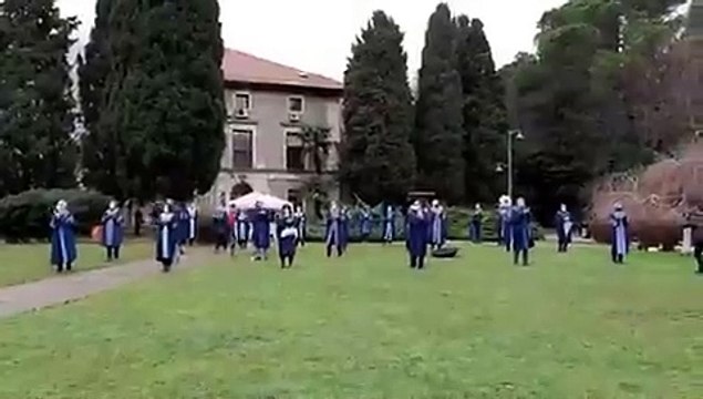 Boğaziçi'de öğretim üyelerinin rektörlük binasına sırt dönme eylemleri sürüyor