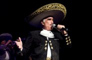 Vicente Fernández pide perdón entre lágrimas por tocarle el pecho a una admiradora